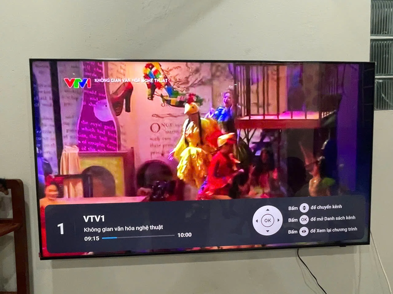 Khoảng cách xem Tivi TCL 98 inch phù hợp diện tích phòng