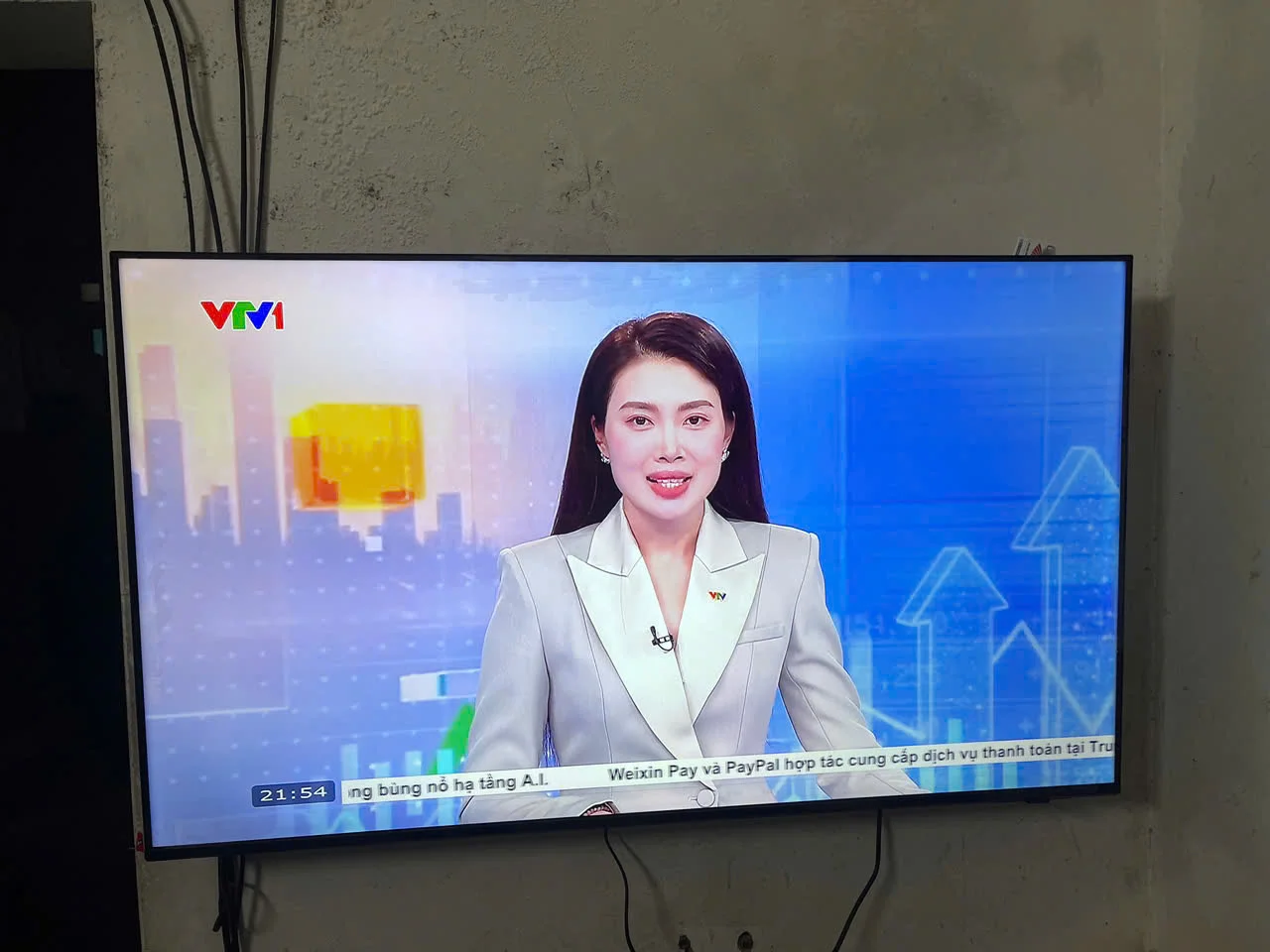 Tivi OLED Samsung 65 inch trong phòng khách sáng