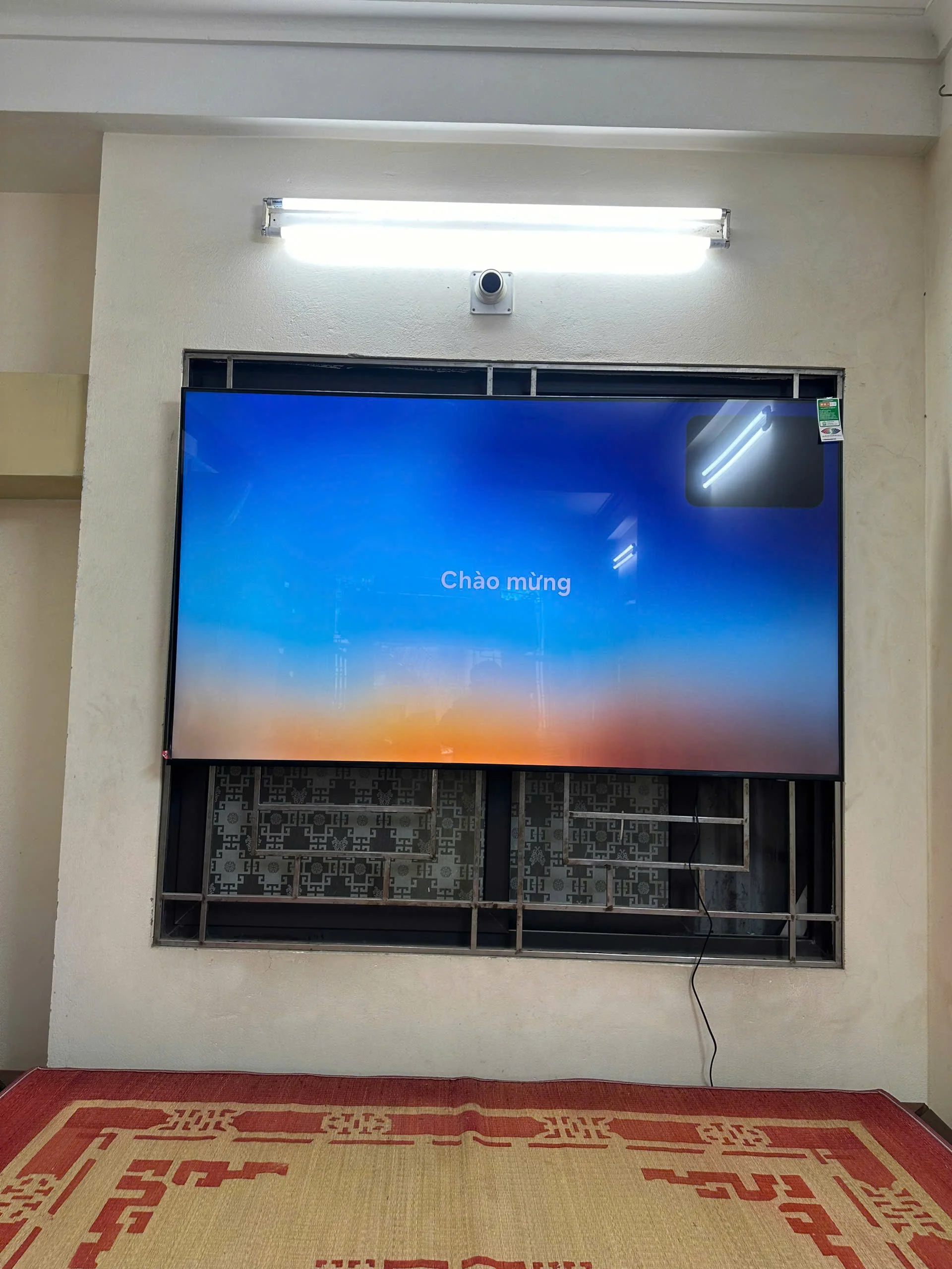 Tivi TCL 75 inch để bàn trong phòng khách rộng
