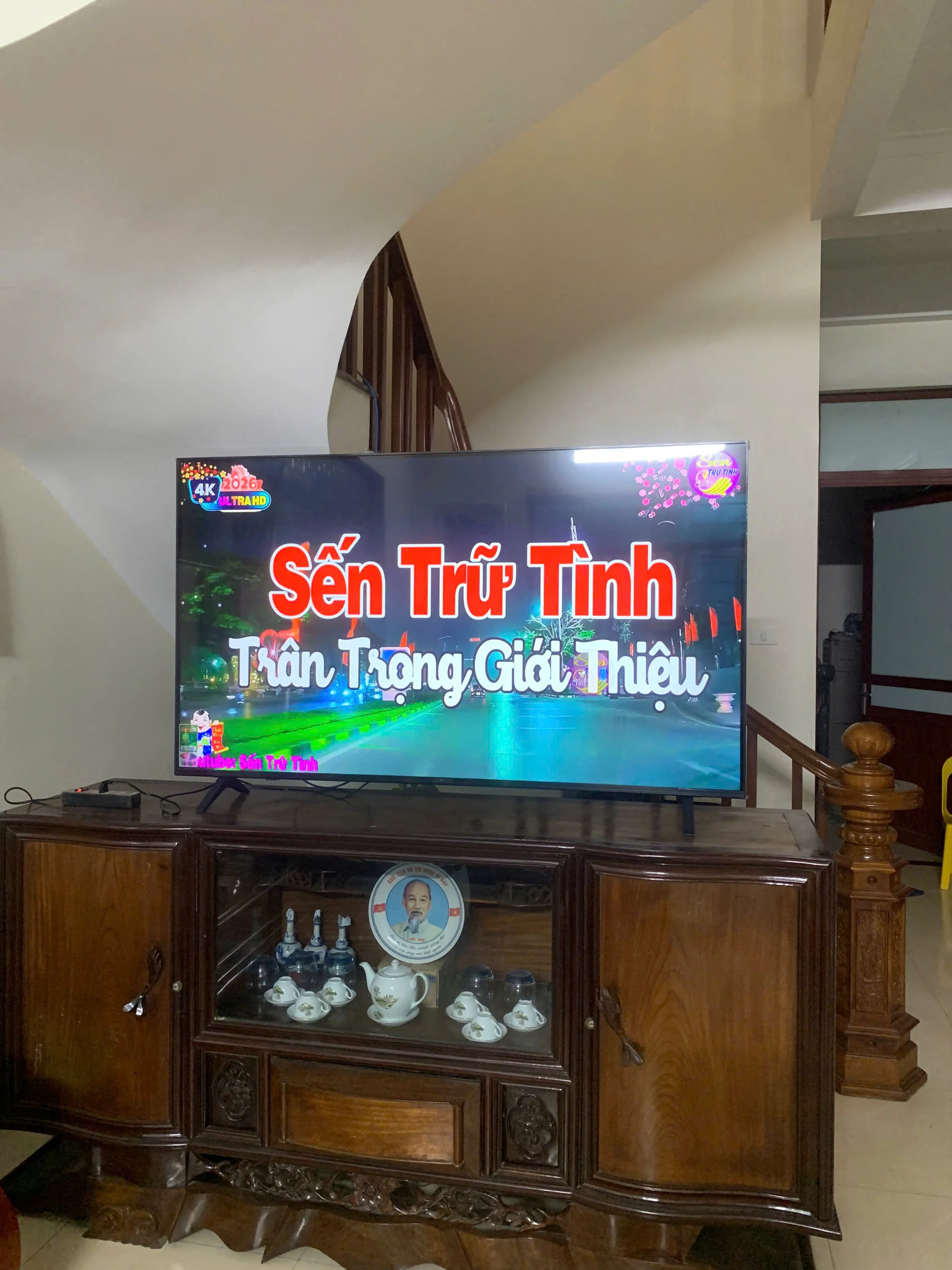 Tivi TCL 65 inch để bàn trong phòng khách