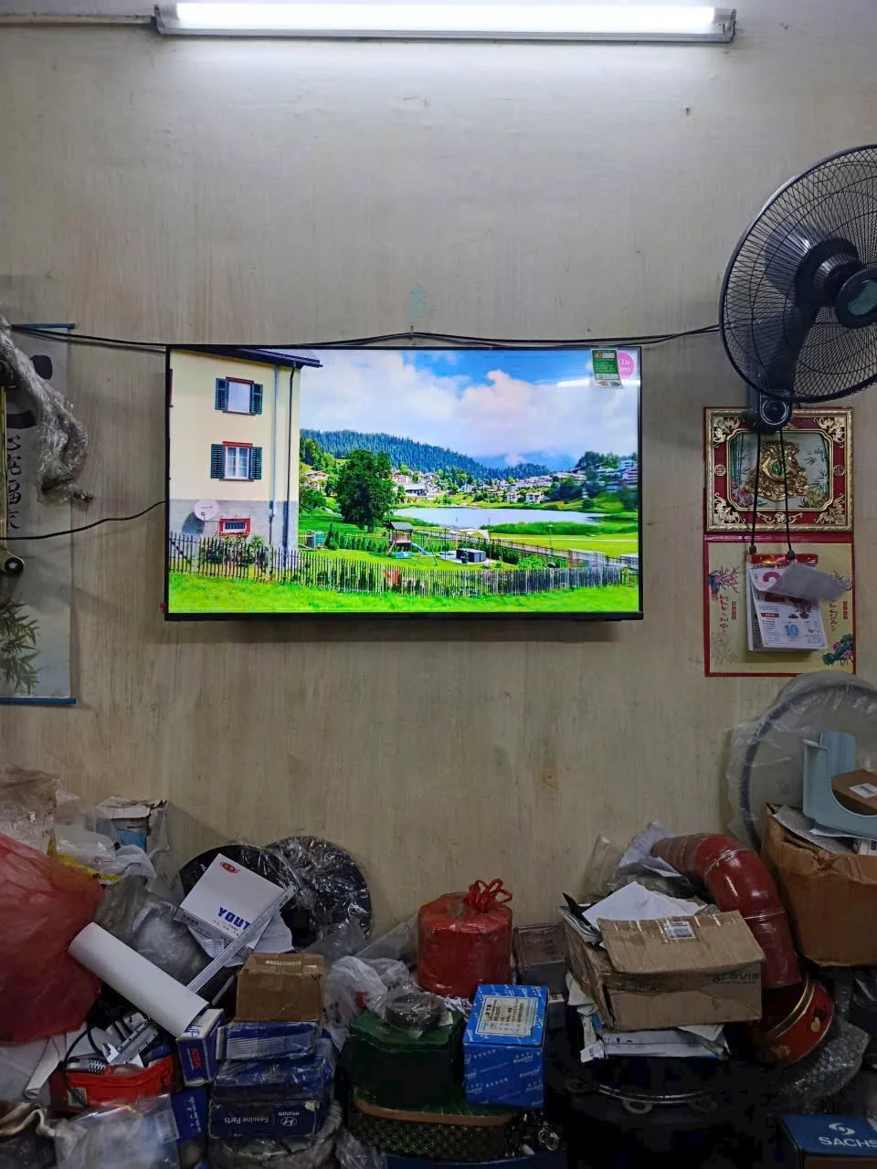 Lắp đặt tivi nhà chú Tùng tại Long Biên Lắp đặt tivi nhà chú Tùng tại Long Biên