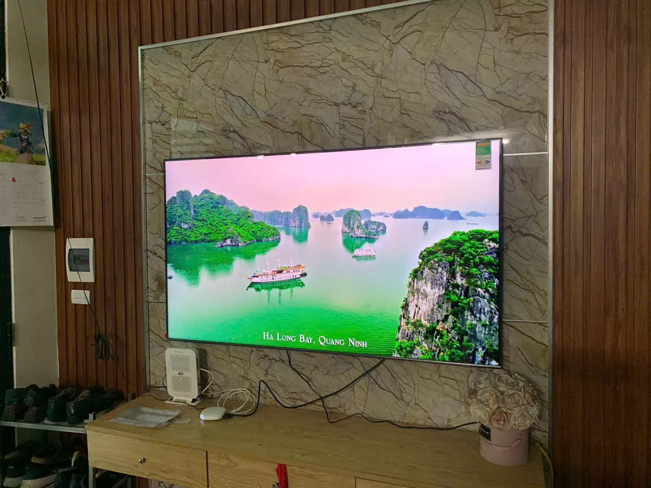 Tivi Samsung QLED 65 inch xem phim v&agrave; b&oacute;ng đ&aacute;